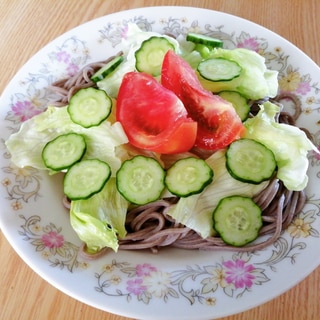 レタスとトマトときゅうりの冷やし蕎麦